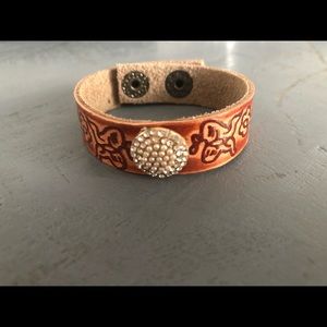 UNIQUE Leather cuff w/ pearl & rhinestone accent ✨